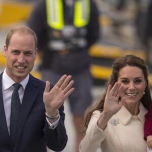 Le prince William et la duchesse Catherine de Cambridge avec leurs enfants le prince George et la princesse Charlotte lors de leur départ du Canada au terme de leur tournée royale, le 1er octobre 2016 à Victoria.