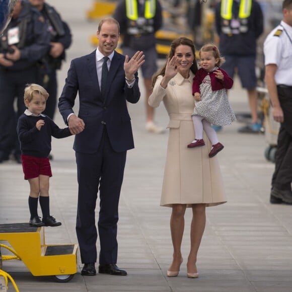 Le prince William et la duchesse Catherine de Cambridge avec leurs enfants le prince George et la princesse Charlotte lors de leur départ du Canada au terme de leur tournée royale, le 1er octobre 2016 à Victoria.