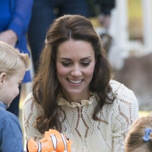 Le prince George et la princesse Charlotte de Cambridge, qui prenaient part à la tournée royale au Canada de leurs parents le prince William et la duchesse Catherine, participaient le 29 septembre 2016 à une fête organisée pour les enfants de familles de militaires dans les jardins de la Maison du Gouvernement à Victoria.