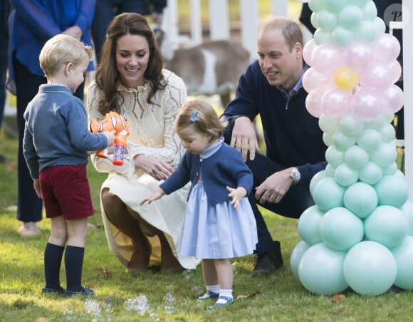 Le prince George et la princesse Charlotte de Cambridge, qui prenaient part à la tournée royale au Canada de leurs parents le prince William et la duchesse Catherine, participaient le 29 septembre 2016 à une fête organisée pour les enfants de familles de militaires dans les jardins de la Maison du Gouvernement à Victoria.