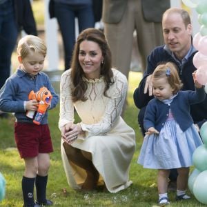 Le prince George et la princesse Charlotte de Cambridge, qui prenaient part à la tournée royale au Canada de leurs parents le prince William et la duchesse Catherine, participaient le 29 septembre 2016 à une fête organisée pour les enfants de familles de militaires dans les jardins de la Maison du Gouvernement à Victoria.