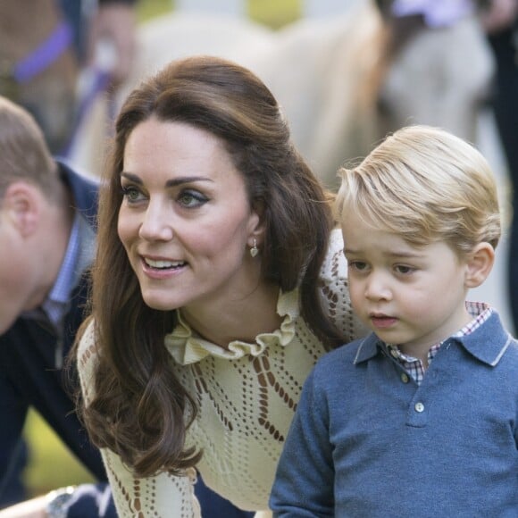 Le prince George et la princesse Charlotte de Cambridge, qui prenaient part à la tournée royale au Canada de leurs parents le prince William et la duchesse Catherine, participaient le 29 septembre 2016 à une fête organisée pour les enfants de familles de militaires dans les jardins de la Maison du Gouvernement à Victoria.