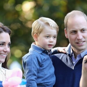 Le prince George et la princesse Charlotte de Cambridge, qui prenaient part à la tournée royale au Canada de leurs parents le prince William et la duchesse Catherine, participaient le 29 septembre 2016 à une fête organisée pour les enfants de familles de militaires dans les jardins de la Maison du Gouvernement à Victoria.