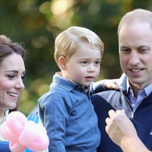 Le prince George et la princesse Charlotte de Cambridge, qui prenaient part à la tournée royale au Canada de leurs parents le prince William et la duchesse Catherine, participaient le 29 septembre 2016 à une fête organisée pour les enfants de familles de militaires dans les jardins de la Maison du Gouvernement à Victoria.