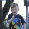 Exclusif - Samuel Affleck, fils de Ben Affleck et Jennifer Garner, emmené par son père à une fête d'anniversaire à Los Angeles le 5 novembre 2016.