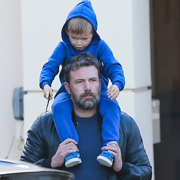 Ben Affleck avec son fils Samuel à Santa Monica, le 31 octobre 2016.