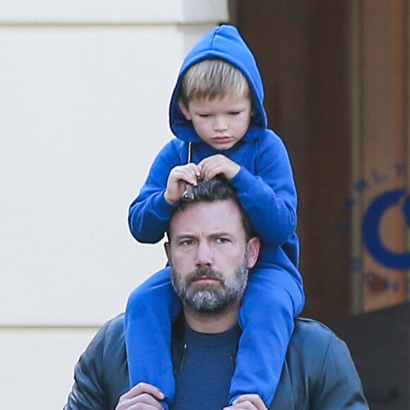 Ben Affleck avec son fils Samuel à Santa Monica, le 31 octobre 2016.