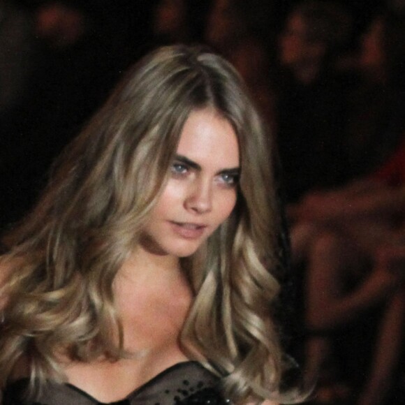 Cara Delevingne - Défilé Victoria's Secret à New York. Le 13 novembre 2013