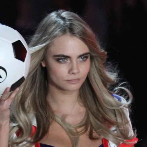 Cara Delevingne - Defilé Victoria's Secret à New York. Le 13 novembre 2013