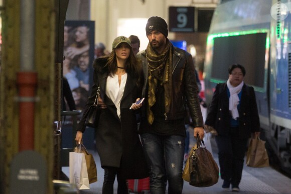 Exclusif - Nabilla Benattia et son compagnon Thomas Vergara arrivent de Genève en TGV à la Gare de Lyon et se rendent à l'hôtel Molitor pour rencontrer Capucine Anav, plus tard en fin de journée, le couple retourne à la Gare de Lyon pour reprendre un TGV Lyria afin de rejoindre leur famille à Genève avant leur grand déménagement à Londres. Paris le 26 octobre 2016.
