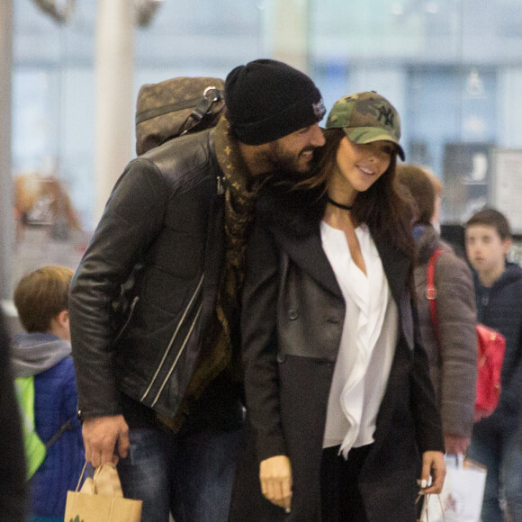 Exclusif - Nabilla Benattia et son compagnon Thomas Vergara arrivent de Genève en TGV à la Gare de Lyon et se rendent à l'hôtel Molitor pour rencontrer Capucine Anav, plus tard en fin de journée, le couple retourne à la Gare de Lyon pour reprendre un TGV Lyria afin de rejoindre leur famille à Genève avant leur grand déménagement à Londres. Paris le 26 octobre 2016.