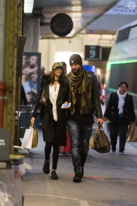Exclusif - Nabilla Benattia et son compagnon Thomas Vergara arrivent de Genève en TGV à la Gare de Lyon et se rendent à l'hôtel Molitor pour rencontrer Capucine Anav, plus tard en fin de journée, le couple retourne à la Gare de Lyon pour reprendre un TGV Lyria afin de rejoindre leur famille à Genève avant leur grand déménagement à Londres. Paris le 26 octobre 2016.