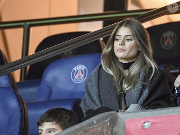 Carol Cabrino, la femme de Marquinhos, assiste à la clôture de la 12ème journée de Ligue 1 qui opposait le Paris Saint Germain au Stade Rennais (victoire 4-0 du PSG), à Paris au Parc des Princes le 6 novembre 2016.