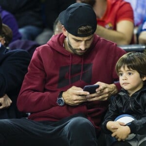 Gerard Piqué et son fils Milan assistent au match de basketball ACB, FC Barcelone contre Real Madrid à la salle multisports Le Palau Blaugrana à Barcelone, le 6 novembre 2016.