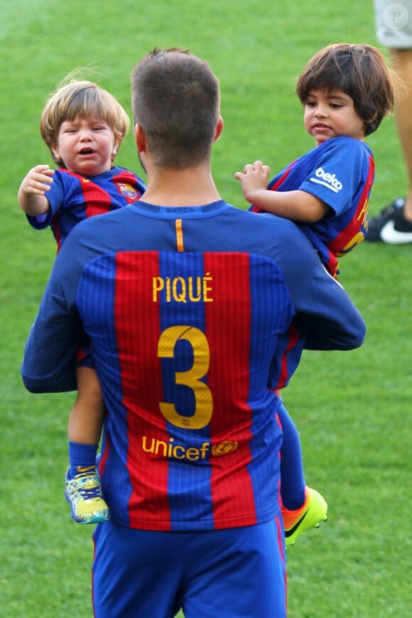 Gérad Piqué avec ses enfants Milan et Sasha à Barcelone le 20 Août 2016.