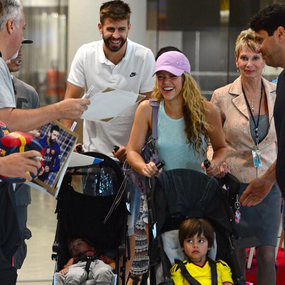 Shakira avec son mari Gerard Piqué et leurs enfants Milan et Sasha, arrivent à l'aéroport de Miami, le 6 juillet 2016.