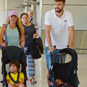 Shakira avec son mari Gerard Piqué et leurs enfants Milan et Sasha, arrivent à l'aéroport de Miami, le 6 juillet 2016.