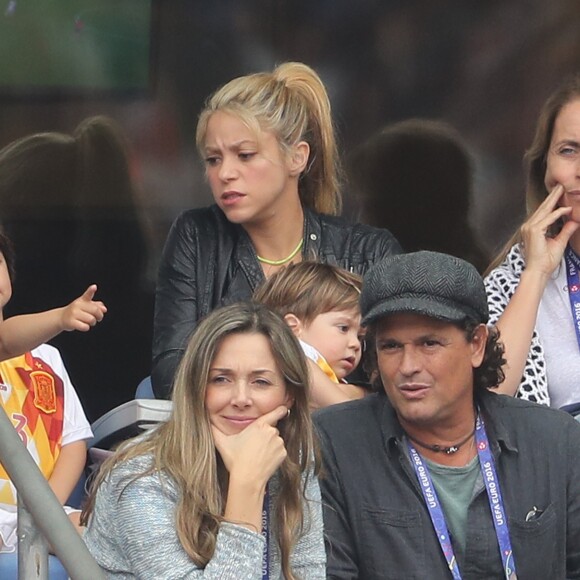 Shakira, ses fils Sasha et Milan et Montserrat Bernabeu (mère de Gerard Piqué) lors des 8ème de finale de l'UEFA Euro 2016 Italie-Espagne au Stade de France à Saint-Denis, France, le 27 juin 2016.