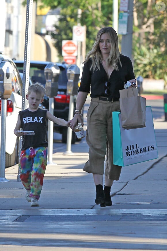Merci de flouter le visage des enfants avant publication - Hilary Duff fait du shopping avec son fils Luca Cruz Comrie à Los Angeles, le 3 novembre 2016. © CPA/Bestimage03/11/2016 - Los Angeles