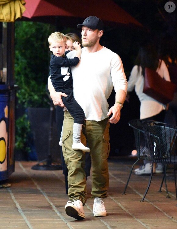 Exclusif - Hilary Duff embrasse son compagnon Jason Walsh (qui porte son fils Luca sur ses épaules!) à la sortie d'un marché à Los Angeles, le 31 octobre 2016.31/10/2016 - Los Angeles