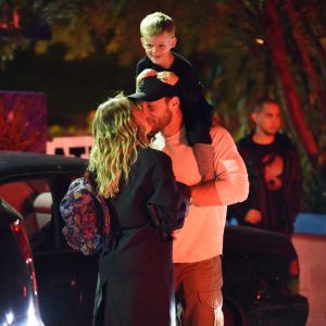 Exclusif - Hilary Duff embrasse son compagnon Jason Walsh (qui porte son fils Luca sur ses épaules!) à la sortie d'un marché à Los Angeles, le 31 octobre 2016.31/10/2016 - Los Angeles