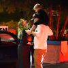 Exclusif - Hilary Duff embrasse son compagnon Jason Walsh (qui porte son fils Luca sur ses épaules!) à la sortie d'un marché à Los Angeles, le 31 octobre 2016.31/10/2016 - Los Angeles