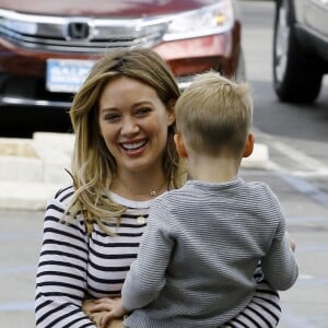 Hilary Duff emmène son fils Luca Comrie jouer au parc à Los Angeles, le 28 octobre 2016  Please hide children face prior publication Hilary Duff takes her son to a playground in Los Angeles, California on October 28, 2016. Hilary was all smiles and giggles with her son Luca Comrie28/10/2016 - Los Angeles