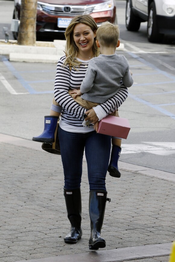 Hilary Duff emmène son fils Luca Comrie jouer au parc à Los Angeles, le 28 octobre 2016  Please hide children face prior publication Hilary Duff takes her son to a playground in Los Angeles, California on October 28, 2016. Hilary was all smiles and giggles with her son Luca Comrie28/10/2016 - Los Angeles