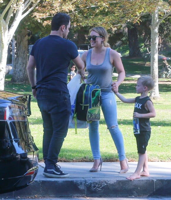 Mike Comrie joue avec son fils Luca dans un parc à Los Angeles, son ex femme Hilary Duff arrive ensuite pour récupérer Luca à Los Angeles le 21 octobre 2016  Please hide children face before publication - Mike Comrie was spotted at the park with his son Luca Comrie on October 21, 2016. While the two enjoyed their time, Hilary Duff met the two to pick up Luca.21/10/2016 - Los Angeles