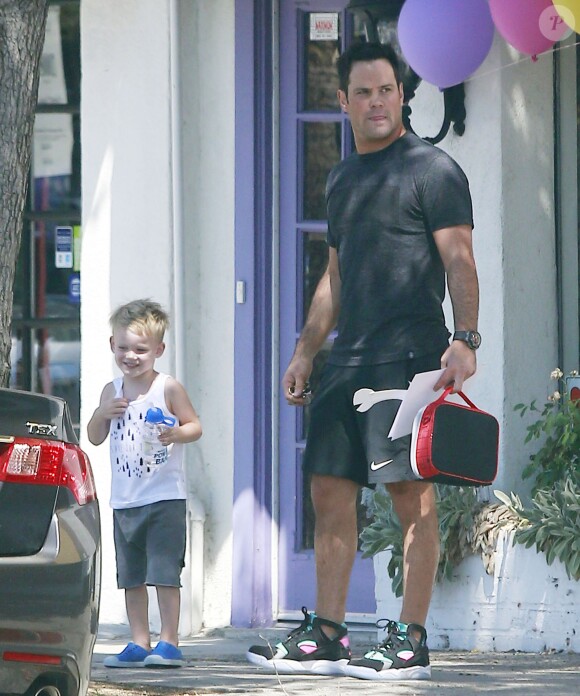Exclusif - Mike Comrie ( Mari d' Hilary Duff's ) se promène avec leur fils Luca à Los Angeles Le 28 Août 2015  Please Hide Children's Face Prior To The Publication Exclusif - Mike Comrie ( Mari d' Hilary Duff's ) se promène avec leur fils Luca à Los Angeles Le 28 Août 2015  Exclusive... 51835096 Hilary Duff's estranged husband Mike Comrie is spotted out and about in Studio City, California with their son Luca on August 28, 2015. Hilary recently opened up to the Daily Telegraph about her relationship with former husband Mike Comrie, "We talk every day and spend time with each other."28/08/2015 - Los Angeles
