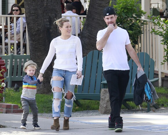 Hilary Duff et son mari Mike Comrie, dont elle est séparée, se promènent avec leur fils Luca à West Hollywood, le 23 novembre 2014.  PLEASE HIDE CHILDREN'S FACE PRIOR TO THE PUBLICATION Hilary Duff and her estranged husband Mike Comrie find a parking ticket on their car after taking their son Luca out to breakfast in West Hollywood, California on November 23, 2014.23/11/2014 - West Hollywood