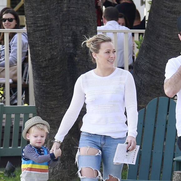Hilary Duff et son mari Mike Comrie, dont elle est séparée, se promènent avec leur fils Luca à West Hollywood, le 23 novembre 2014.  PLEASE HIDE CHILDREN'S FACE PRIOR TO THE PUBLICATION Hilary Duff and her estranged husband Mike Comrie find a parking ticket on their car after taking their son Luca out to breakfast in West Hollywood, California on November 23, 2014.23/11/2014 - West Hollywood