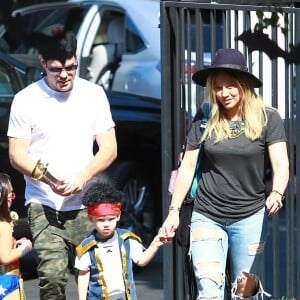 Hilary Duff (chaussures Isabel Marant modèle Dicker) et son mari Mike Comrie emmènent leur fils Luca à une fête d'Halloween à Los Angeles, le 18 octobre 2014.  Please Hide Children's face Prior to the Publication Hilary Duff takes son Luca to a Halloween party with husband Mike Comrie, 18 October 2014.18/10/2014 - Los Angeles