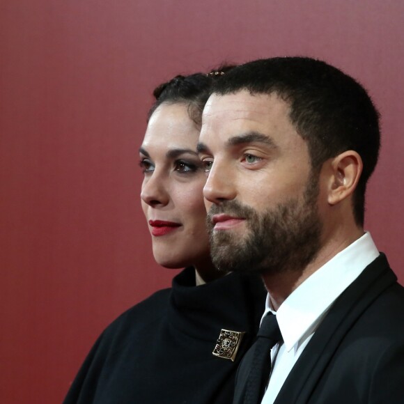 Guillaume Gouix et sa compagne Alysson Paradis - Photocall lors de la 41e cérémonie des Cesar au théâtre du Châtelet à Paris, le 26 février 2016. © Borde-Jacovides/Bestimage