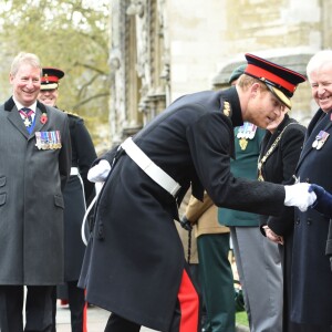 Le prince Harry se joignait à son grand-père le duc d'Edimbourg lors de la cérémonie commémorative du "Field of Remembrance" à l'abbaye de Westminster à Londres, le 10 novembre 2016, en présence de vétérans de guerre.