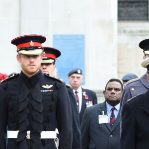 Le prince Harry se joignait à son grand-père le duc d'Edimbourg lors de la cérémonie commémorative du "Field of Remembrance" à l'abbaye de Westminster à Londres, le 10 novembre 2016, en présence de vétérans de guerre.