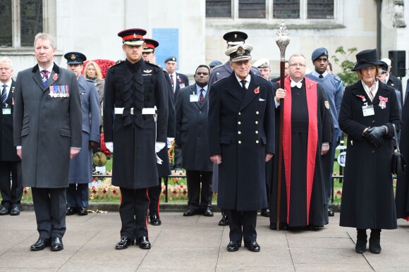 Le prince Harry se joignait à son grand-père le duc d'Edimbourg lors de la cérémonie commémorative du "Field of Remembrance" à l'abbaye de Westminster à Londres, le 10 novembre 2016, en présence de vétérans de guerre.