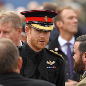 Le prince Harry se joignait à son grand-père le duc d'Edimbourg lors de la cérémonie commémorative du "Field of Remembrance" à l'abbaye de Westminster à Londres, le 10 novembre 2016, en présence de vétérans de guerre.