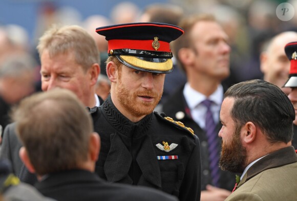 Le prince Harry se joignait à son grand-père le duc d'Edimbourg lors de la cérémonie commémorative du "Field of Remembrance" à l'abbaye de Westminster à Londres, le 10 novembre 2016, en présence de vétérans de guerre.