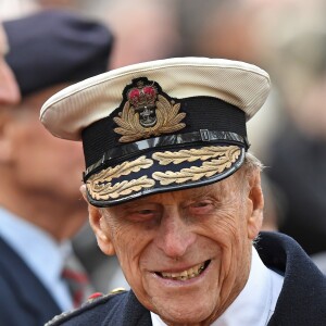 Le prince Harry se joignait à son grand-père le duc d'Edimbourg lors de la cérémonie commémorative du "Field of Remembrance" à l'abbaye de Westminster à Londres, le 10 novembre 2016, en présence de vétérans de guerre.