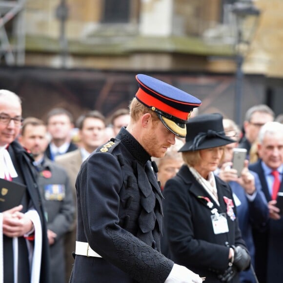 Le prince Harry se joignait à son grand-père le duc d'Edimbourg lors de la cérémonie commémorative du "Field of Remembrance" à l'abbaye de Westminster à Londres, le 10 novembre 2016, en présence de vétérans de guerre.