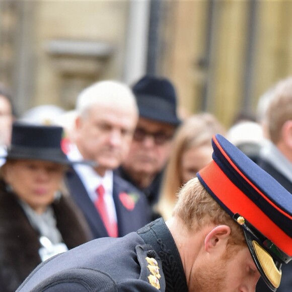 Le prince Harry se joignait à son grand-père le duc d'Edimbourg lors de la cérémonie commémorative du "Field of Remembrance" à l'abbaye de Westminster à Londres, le 10 novembre 2016, en présence de vétérans de guerre.