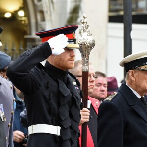 Le prince Harry se joignait à son grand-père le duc d'Edimbourg lors de la cérémonie commémorative du "Field of Remembrance" à l'abbaye de Westminster à Londres, le 10 novembre 2016, en présence de vétérans de guerre.