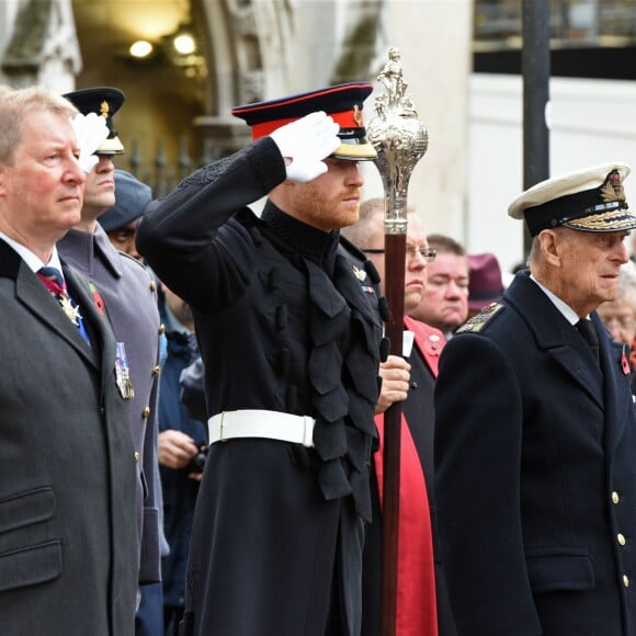 Le prince Harry se joignait à son grand-père le duc d'Edimbourg lors de la cérémonie commémorative du "Field of Remembrance" à l'abbaye de Westminster à Londres, le 10 novembre 2016, en présence de vétérans de guerre.