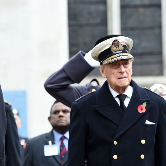 Le prince Harry se joignait à son grand-père le duc d'Edimbourg lors de la cérémonie commémorative du "Field of Remembrance" à l'abbaye de Westminster à Londres, le 10 novembre 2016, en présence de vétérans de guerre.