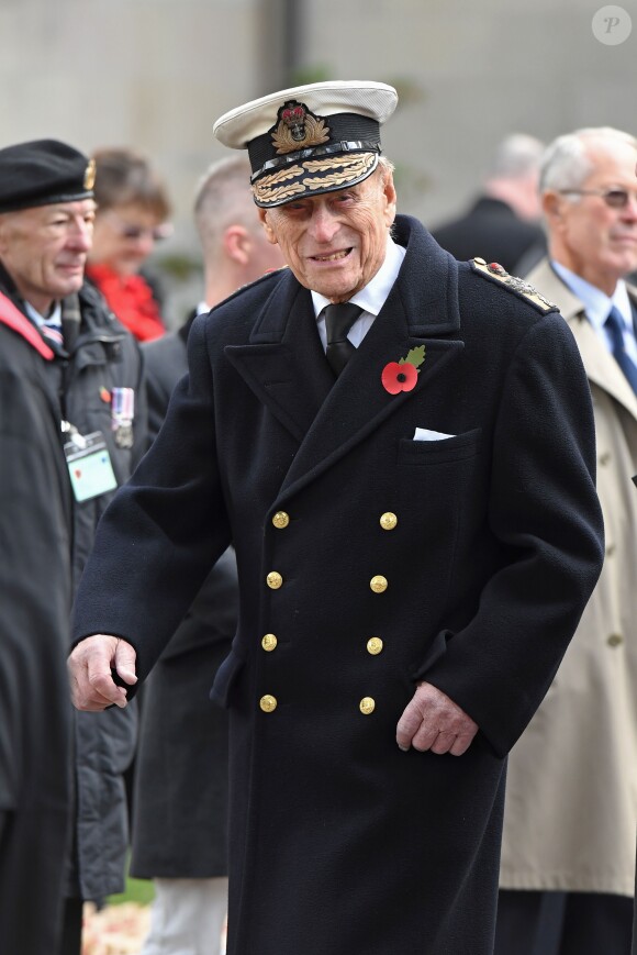 Le duc d'Edimbourg lors de la cérémonie commémorative du "Field of Remembrance" à l'abbaye de Westminster à Londres, le 10 novembre 2016, en présence de vétérans de guerre.