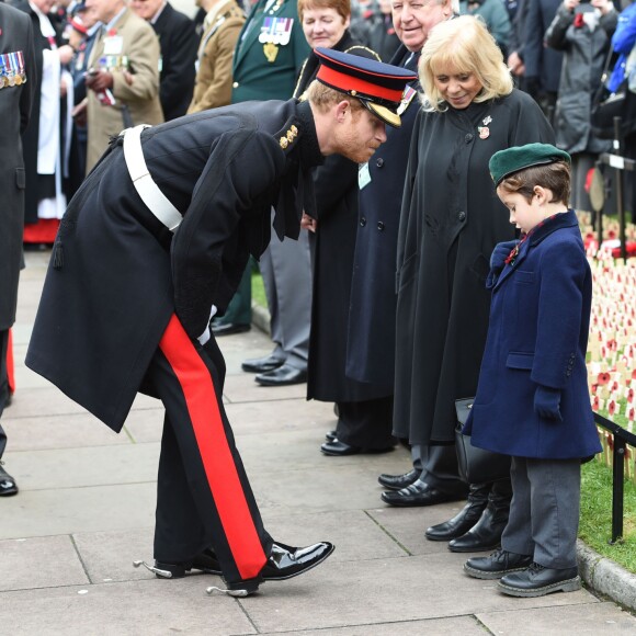 Le prince Harry se joignait à son grand-père le duc d'Edimbourg lors de la cérémonie commémorative du "Field of Remembrance" à l'abbaye de Westminster à Londres, le 10 novembre 2016, en présence de vétérans de guerre.