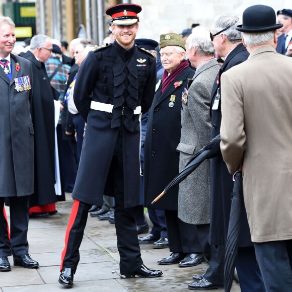Le prince Harry se joignait à son grand-père le duc d'Edimbourg lors de la cérémonie commémorative du "Field of Remembrance" à l'abbaye de Westminster à Londres, le 10 novembre 2016, en présence de vétérans de guerre.