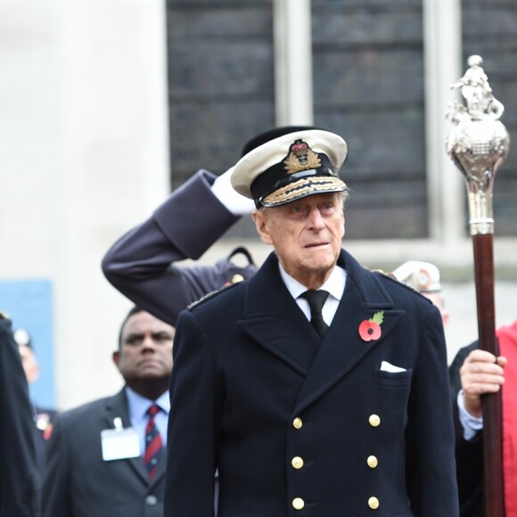 Le prince Harry se joignait à son grand-père le duc d'Edimbourg lors de la cérémonie commémorative du "Field of Remembrance" à l'abbaye de Westminster à Londres, le 10 novembre 2016, en présence de vétérans de guerre.