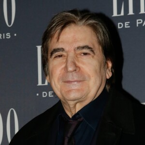 Serge Lama - Photocall à l'occasion de la présentation du nouveau spectacle du Lido "Paris Merveilles" à Paris, le 8 avril 2015.